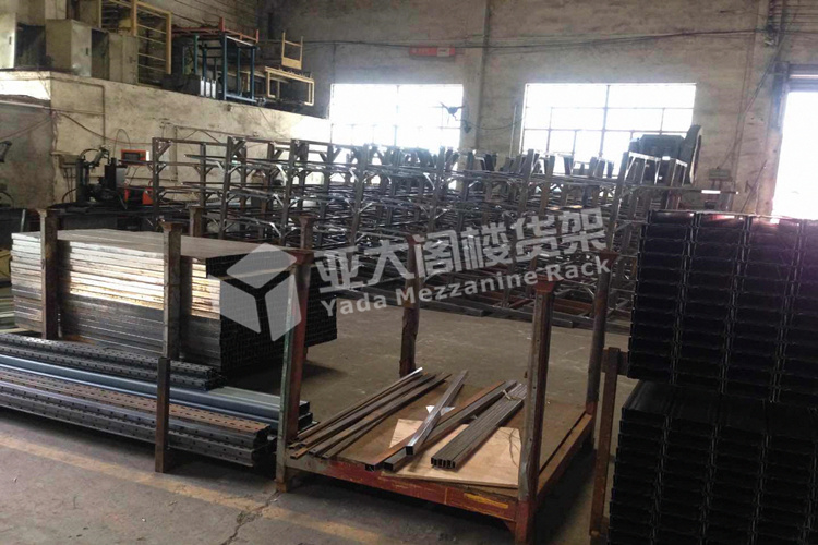 廣州亞大閣樓貨架廠家訂單不斷，工廠人員正全力以赴趕貨中